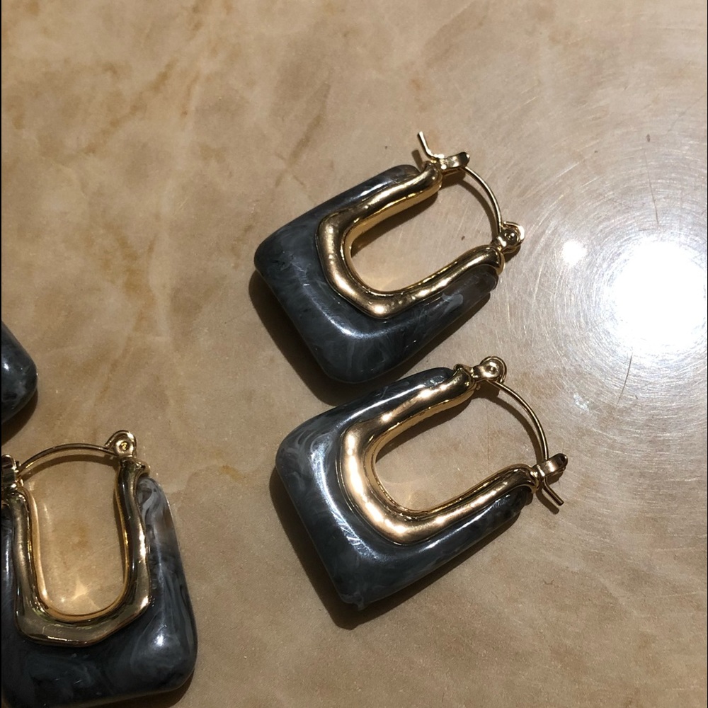 U-Shaped Hoop Earrings (gray) - Picture 4 of 8